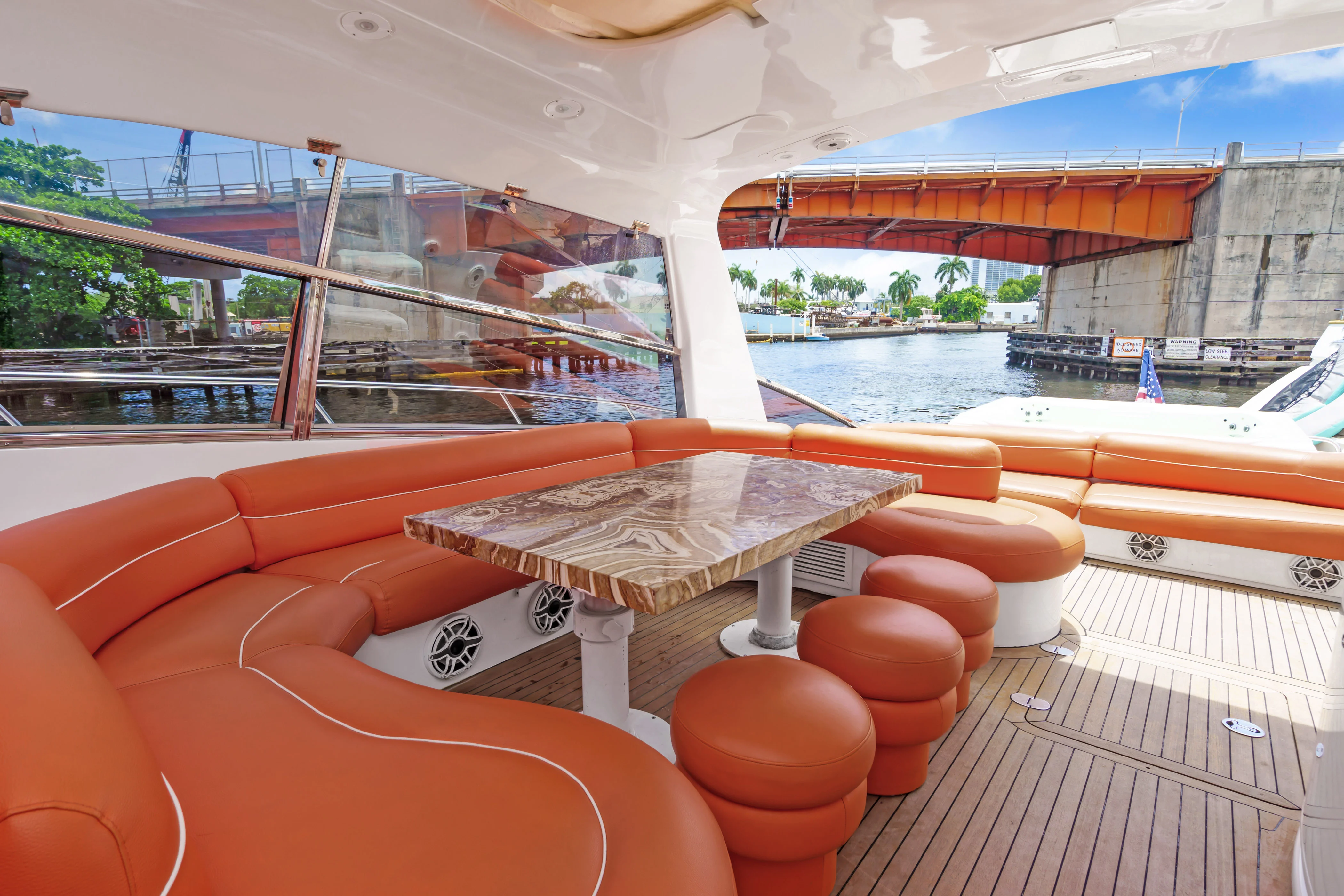 85ft Baia bow seating area